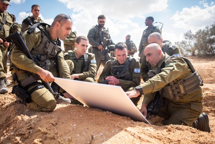 Izraelští vojáci připravující se na invazi do Gazy, jak je zachytil fotograf izraelské armády. Foto: IDF
