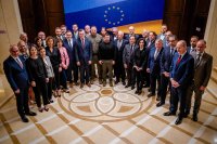 Ministři zahraničí EU v Kyjevě. Je to poprvé, kdy Rada pro zahraničí věci jednala mimo území Unie. Ministr Lipavský je 12. zleva. Maďarský ministr zahraničí Szijjártó chybí. Foto: EU