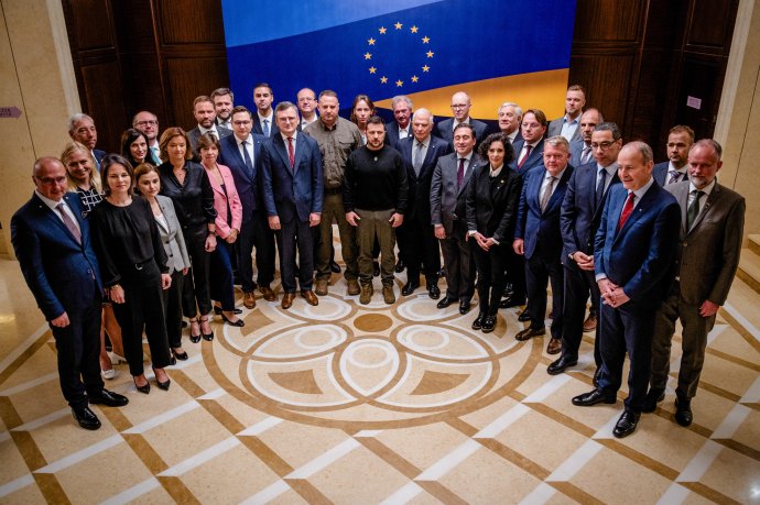 Ministři zahraničí EU v Kyjevě. Je to poprvé, kdy Rada pro zahraničí věci jednala mimo území Unie. Ministr Lipavský je 12. zleva. Maďarský ministr zahraničí Szijjártó chybí. Foto: EU