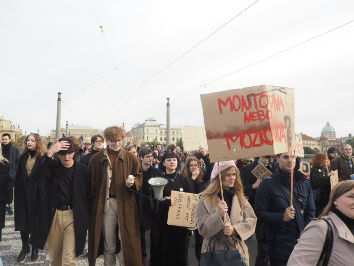 Protestní průvod pedagogů a studentů vysokých škol v centru Prahy. Foto: Natálie Šebestová, Deník N