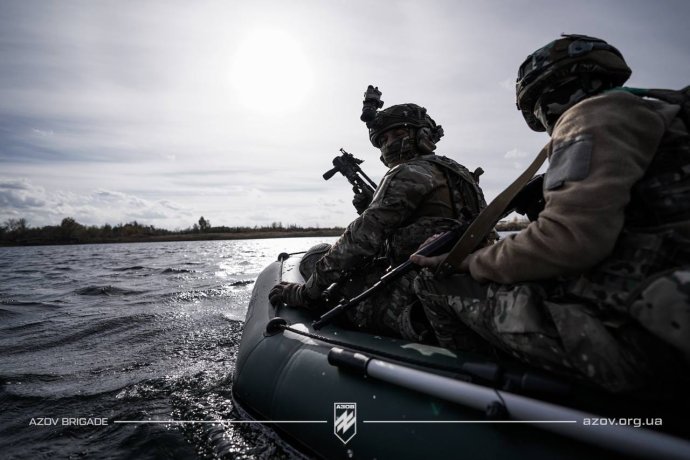 Ukrajinští vojáci na člunu na Dněpru. Foto: Generální štáb Ozbrojených sil Ukrajiny