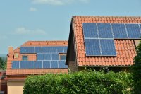 Fotovoltaické panely na střechách rodinných domů. Foto: Petr Švancara, ČTK