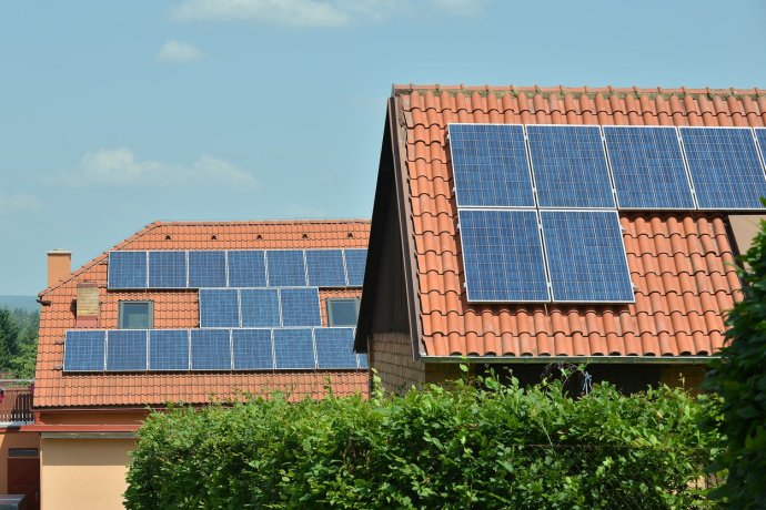 Domácnosti využívající solární elektrárny dnes mohou přebytečnou elektřinu uskladnit nebo prodat do sítě. Nově bude možné ji sdílet se sousedy nebo například v rámci nemovitostí jednoho majitele. Ilustrační foto: Petr Švancara, ČTK