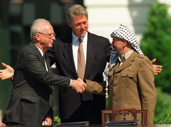 Izraelský premiér Jicchak Rabin, šéf Organizace pro osvobození Palestiny Jásir Arafat a prezident USA Bill Clinton po podpisu mírové dohody mezi Izraelem a OOP v září 1993. O dva roky později zabil Rabina židovský pravicový extremista a cesta k míru se začala zadrhávat. Na obou stranách se prosadili radikálové. Foto: ČTK/AP