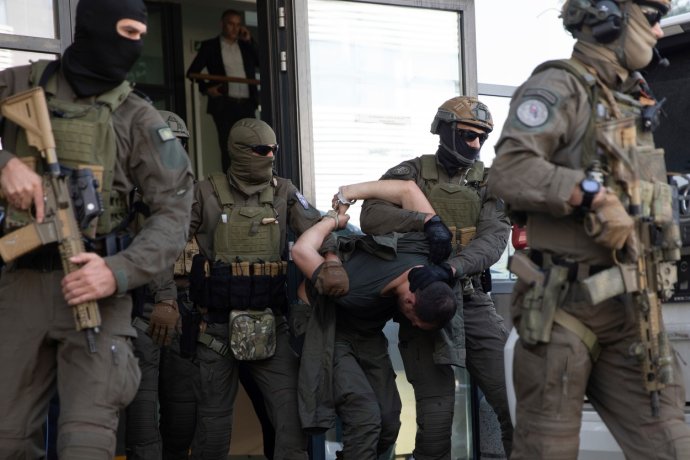Kosovská policie eskortuje jednoho ze zadržených srbských ozbrojenců do hlavního města Prištiny. 26. září 2023. Foto: Visar Kryeziu, AP/ČTK
