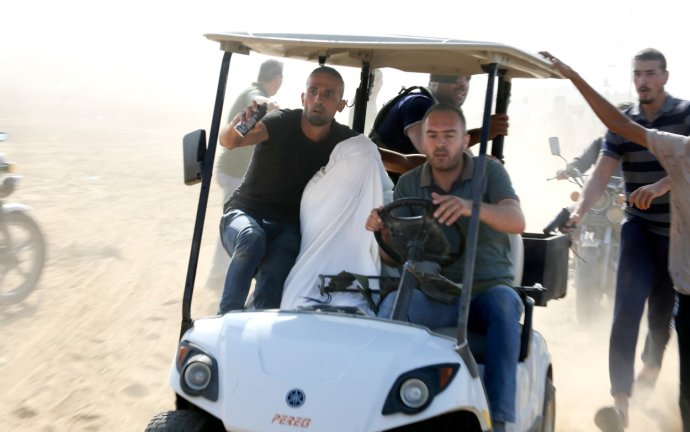Palestinští teroristé v golfovém vozítku unášejí zajatého izraelského civilistu z kibucu Kfar Aza, 7. října 2023. Foto: Hatem Ali, AP/ČTK
