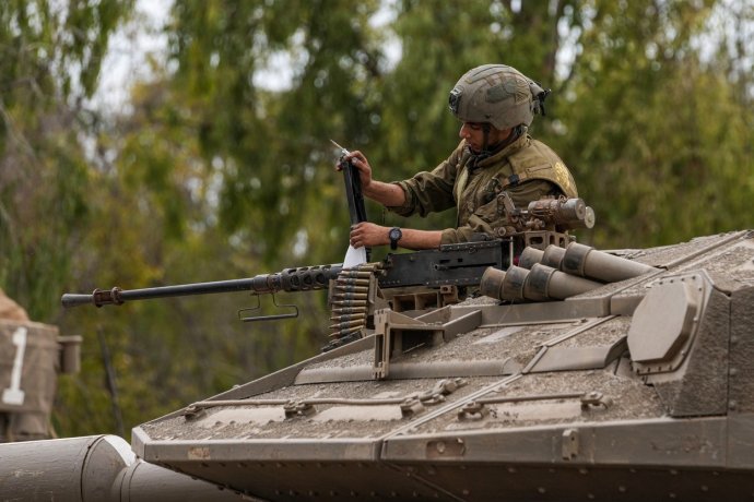 Izraelský voják na tanku poblíž Pásma Gazy. Foto: ČTK/AP