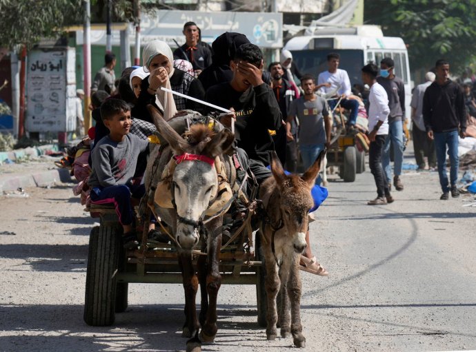 Palestinci prchají ze severní části pásma Gazy na jih poté, co Izrael ohlásil svoji vojenskou akci proti Hamásu. Moc daleko se ale nedostanou, Egypt své hranice pro uprchlíky uzavřel. Foto: ČTK/AP