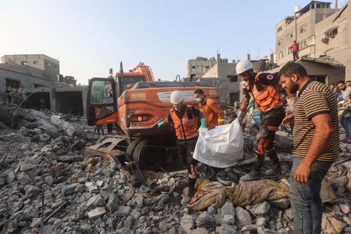 Palestinská civilní obrana na místě zasaženém izraelským náletem (Chán Júnis, jižní Pásmo Gazy, 25. října 2023). Foto: Profimedia