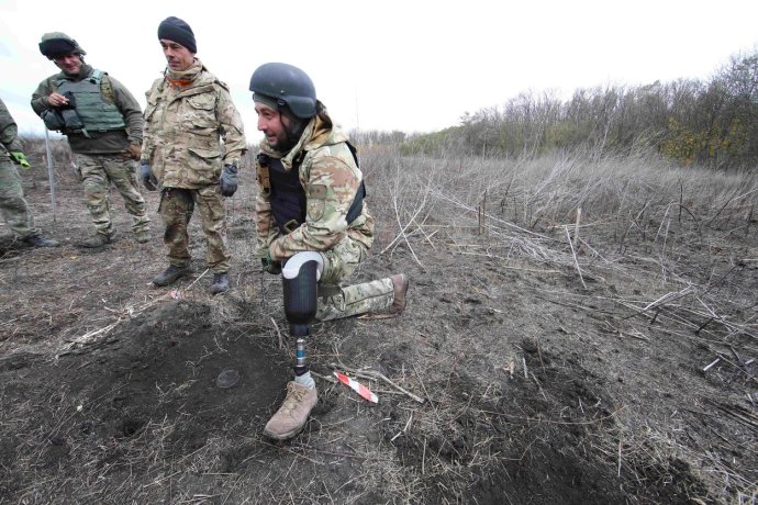 Ukrajinští vojáci odminovávají oblast v Charkovské oblasti. Foto: ČTK