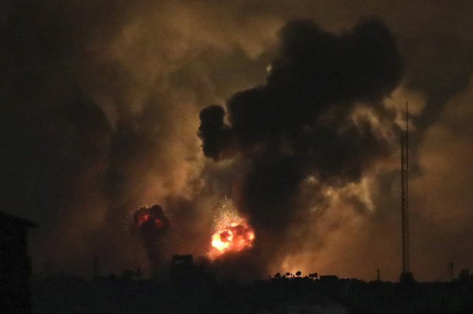 Výbuchy po izraelských náletech na severu Pásma Gazy (27. října 2023). Foto: Abed Khaled, AP via ČTK