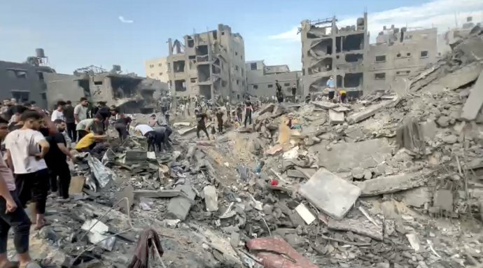 Trosky po výbuchu v uprchlickém táboře Džabalíja na severu Gazy. Snímek je screenshotem z videa pořízeného na místě. Foto: Profimedia