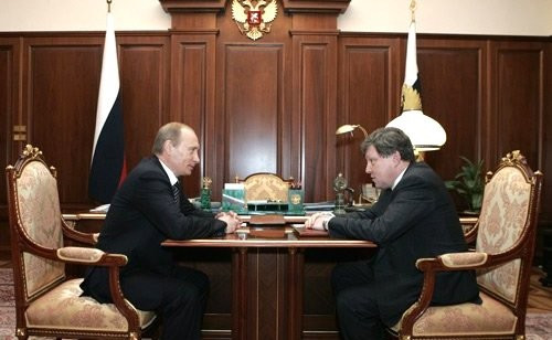 Tato fotografie je stará patnáct let. Bylo to naposledy, kdy Vladimir Putin přiznal, že jednal s lídrem demokratické strany Jabloko z očí do očí, jen ve dvou. Fotografie z dnešní noci, kdy se sešli opět, nebyla Kremlem publikována. Foto: kremlin.ru