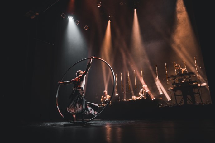 Kmeny. Dan Bárta, Endru, Jen Hovorka a akrobaté Losers Cirque Company. Foto: Vítězslav Ramba