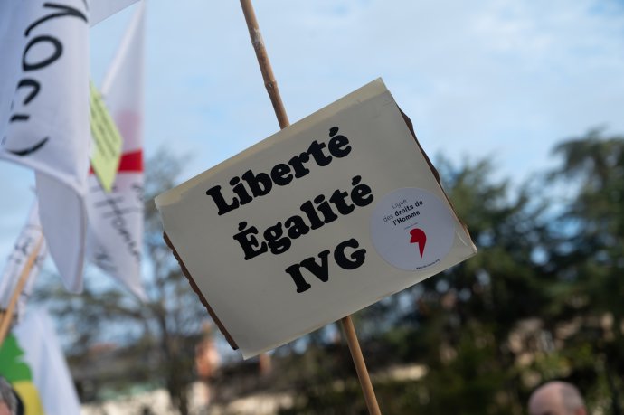 „Svoboda, rovnost, potrat“ – nápis na ceduli na záříjové demonstraci za právo na potrat ve francouzském Nantes (IVG je francouzská zkratka pro interruption volontaire de grossesse – dobrovolné přerušení těhotenství). Foto: Estelle Ruiz, Hans Lucas, Reuters