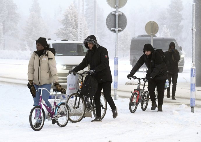 Migranti s ruskými koly na hraničním přechodu Salla mezi Ruskou federací a finským Laponskem. Foto: Jussi Nukari, Lehtikuva via Reuters