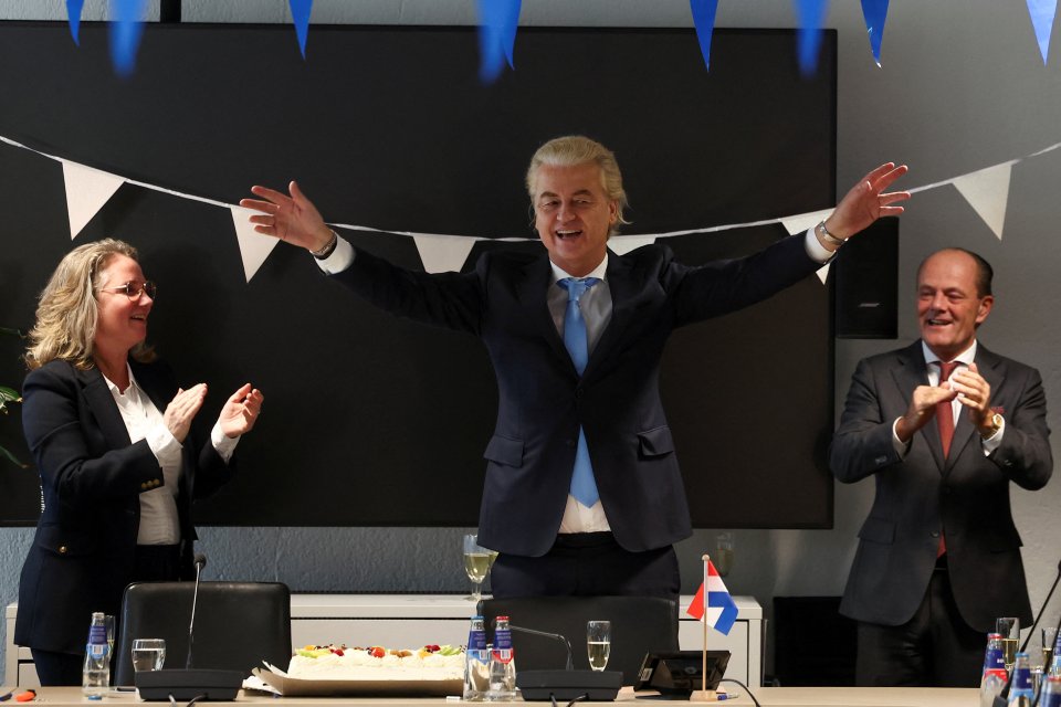 Předseda nizozemské strany PVV slaví se svými spolustraníky v parlamentu v Haagu vítězství ve volbách. Foto: Yves Herman, Reuters