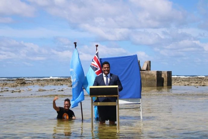"Tuvalu se potápí": zákulisí loňského projevu tuvalského ministra zahraničí na klimatickém summitu COP26. Foto: WMO, Flickr, CC BY-NC-ND 2.0 DEED