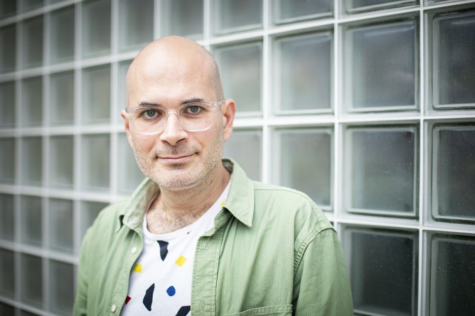 „Pracovníci se nepřestěhují jen tak někam, protože zároveň budou čekat, že tam bude jóga. A to ne jedna jóga, ale čtyři jógy a z toho jedna pro psy. A zmrzlinárna pro psy. Prostě mnoho dalších služeb, které může nabídnout jenom velké město,“ říká urbanista Petr Bednár. Foto: Gabriel Kuchta, Deník N