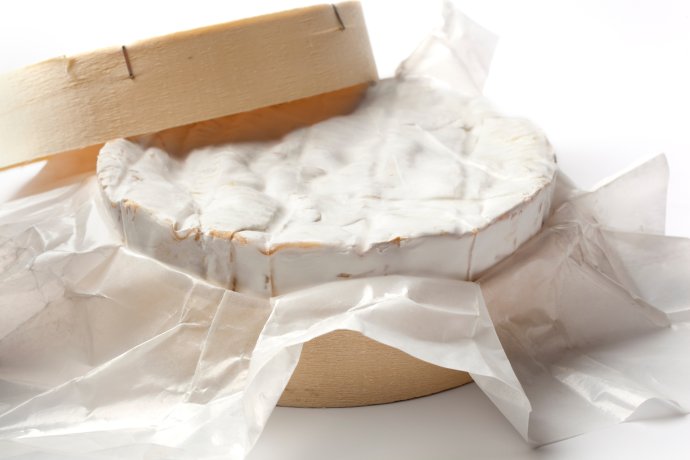 Ústředním tématem nového nařízení Evropské unie se ve Francii stal sýr Camembert a jeho tradiční obal. Je to ale zkratka. Foto: AdobeStock