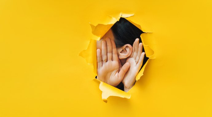 Zdá se, že drby umí být užitečné pro společnost, mezilidské vztahy i nás samotné. Foto: Adobe Stock
