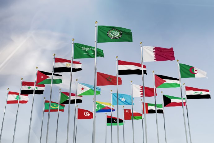 Vlajky všech členů Ligy arabských států se zástavou této organizace v popředí. Foto: Adobe Stock