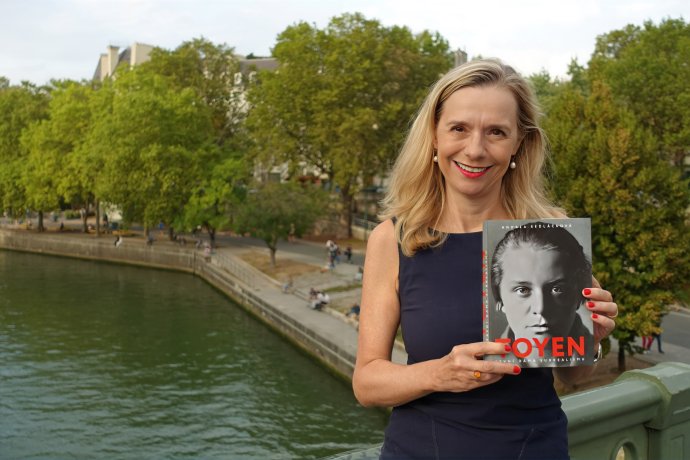 Andrea Sedláčková se svou knihou o Toyen. Foto: Prostor