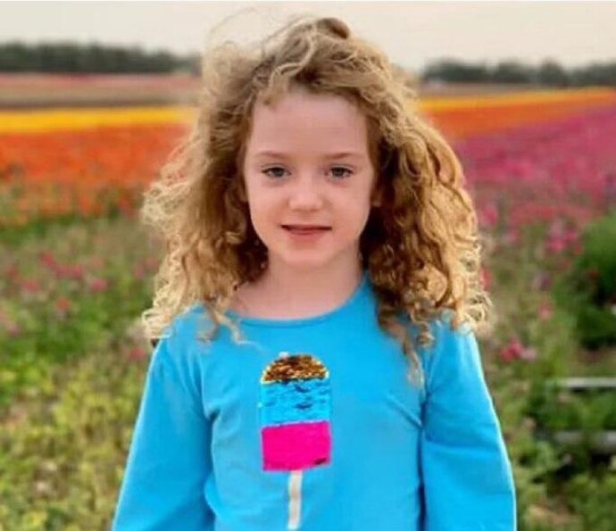 Otci malé Emily Hand nejdřív řekli, že našli po útoku Hamásu v jejich kibucu její mrtvé tělo. O čtyři týdny později se Thomas Hand uprostřed truchlení dozvěděl, že únos přežila a žije v zajetí v Gaze. Foto: Thomas Hand