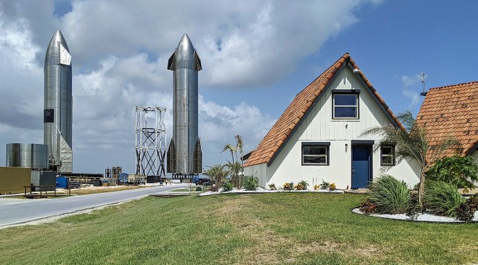 Vesmírných lodí Starship dokáže SpaceX vyrobit dost, zatím však žádná neletěla, jak měla. Foto: Lars Plougmann, Wikimedia Commons, CC BY-SA 2.0
