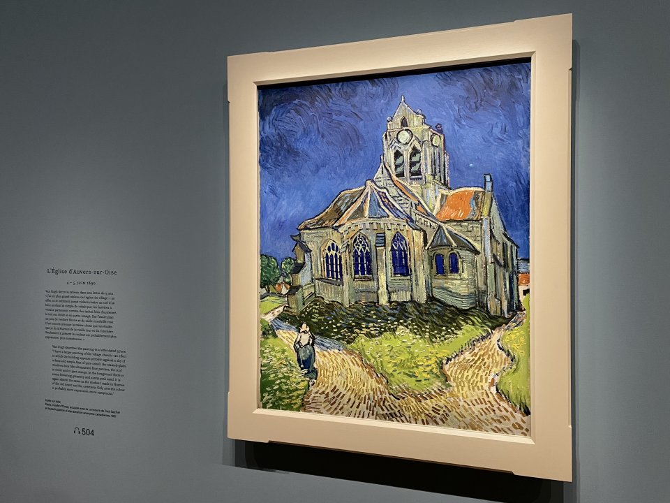 Slavný obraz Vincenta van Gogha Kostel v Auvers-sur-Oise je jedním z hlavních magnetů výstavy. Foto: Ján Simkanič, Deník N