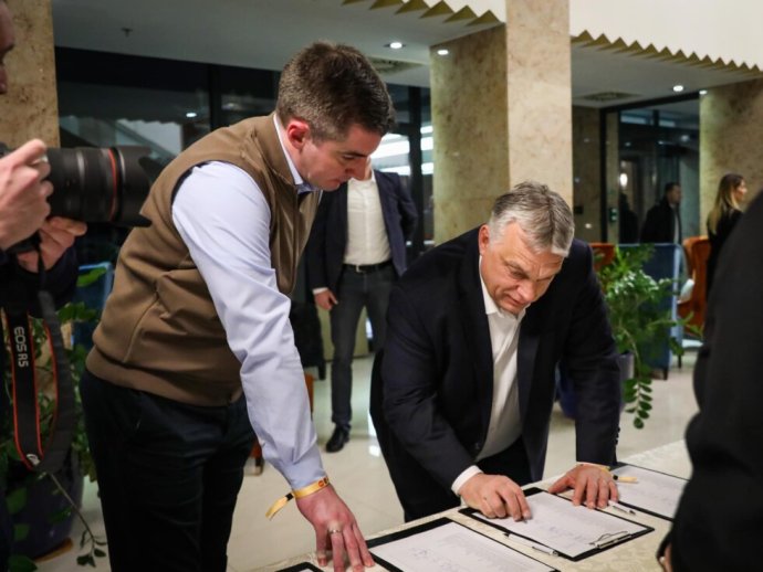 Šéf poslaneckého klubu Fideszu Máté Kocsis a premiér Viktor Orbán. Foto: facebookový účet Mátého Kocsise