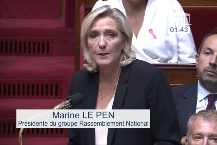 Marine Le Pen řeční při jednání parlamentu (Národního shromáždění). Foto: Z videa Assemblée nationale