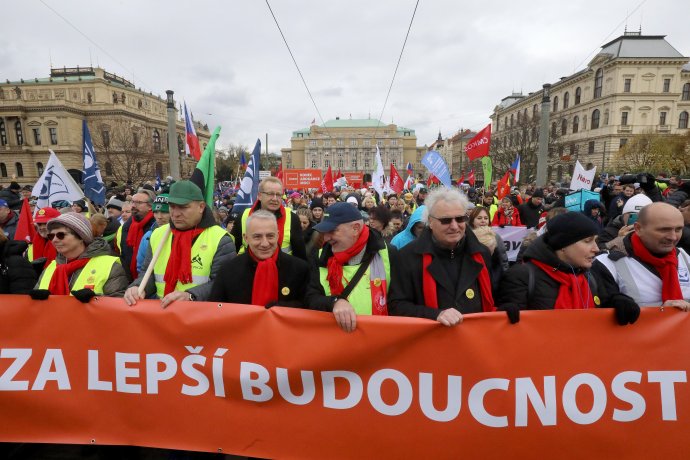 V Praze demonstrovali stávkující, premiér odjel na Vysočinu. Foto: Ludvík Hradilek, Deník N
