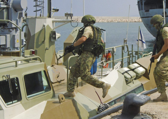 Ruské námořnictvo v Sýrii na své zatím jediné středomořské základně Tartus nedaleko členské země EU Kypr. Teď se zdá, že k ní přibude druhá námořní základna, rovněž blízko EU – především Řecka a Itálie, na libyjském pobřeží. Foto: ruské ministerstvo obrany mil.ru
