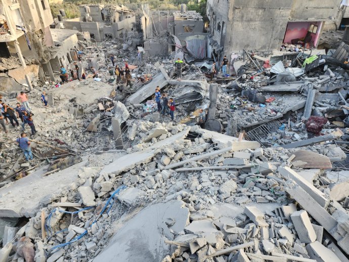 Trosky rozbombardovaného domu v Pásmu Gazy. Podle palestinské novinářky Wafy Aludaini jsou pod nimi po celé oblasti tisíce lidí. Foto: Wafa Aludaini