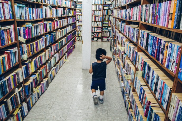 Jak nezabloudit v knihkupectví? Poradíme. Foto: Brian Wangenheim, Unsplash