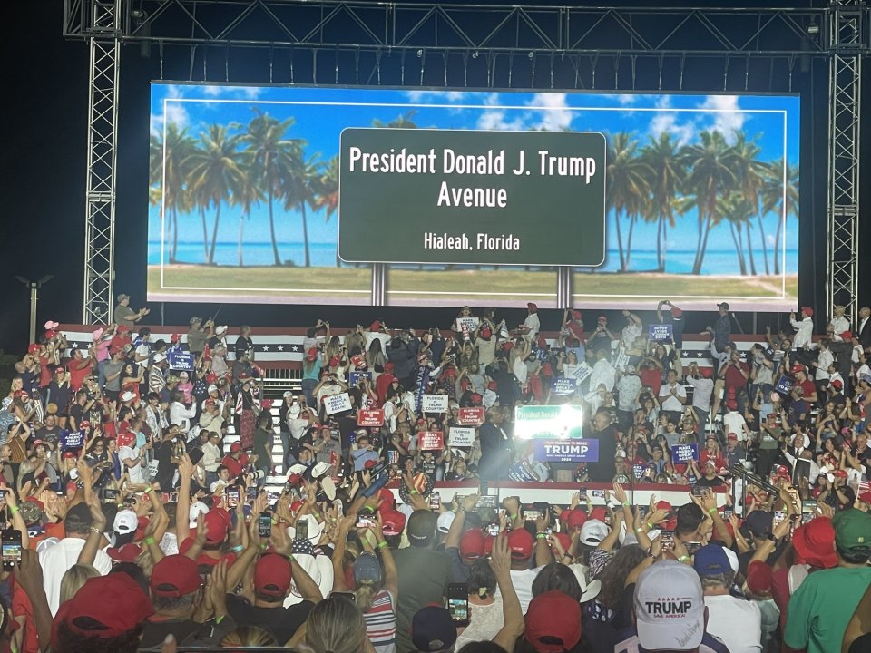 Starosta čtvrti Hialeah předal Donaldu Trumpovi ceduli se jménem jeho ulice na vystoupení v této čtvrti. Foto: Jana Ciglerová, Deník N