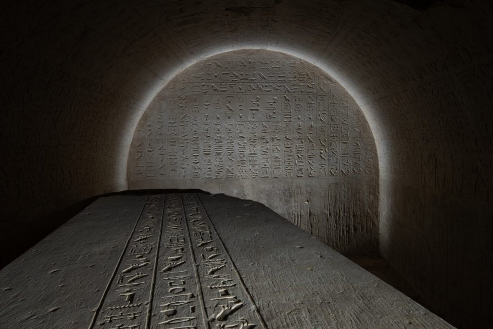 Jižní stěna pohřební komory a víko Džehutiemhatova sarkofágu. Foto: Petr Košárek, © Český egyptologický ústav FF UK