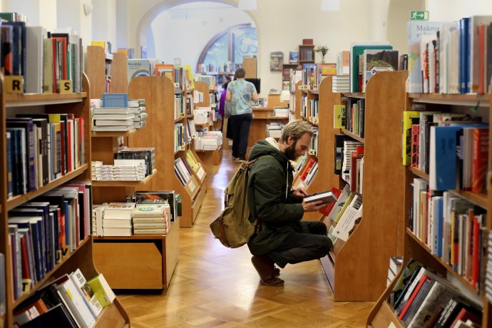 Knihy se prodávají méně než dřív. Jak se na knižní trh promítla nová nulová sazba DPH na knihy? Fotografie vznikla v pražském knihkupectví Academia. Foto: Ludvík Hradilek, Deník N