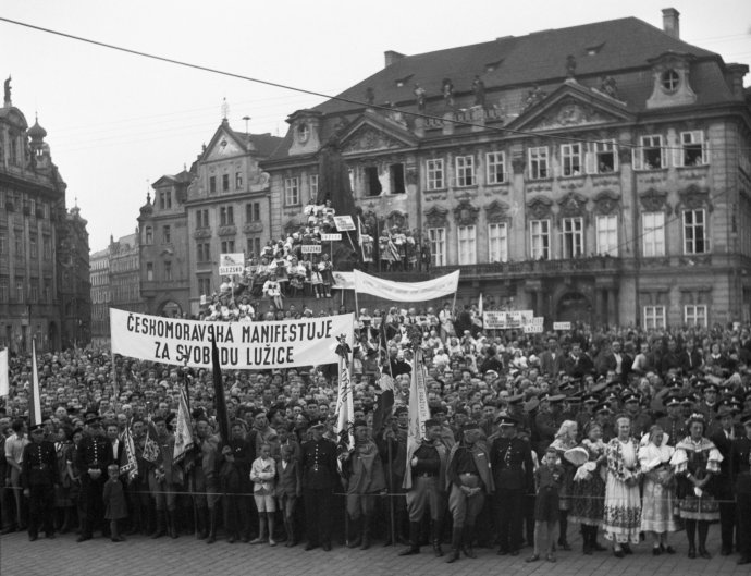 Dobový popisek: Na Staroměstském náměstí v Praze se 27. července 1945 konala manifestace pražského lidu za svobodu Lužice a spravedlivé hranice. Foto: ČTK