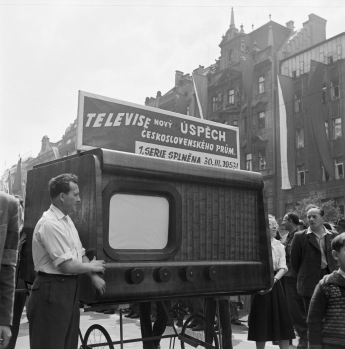 V prvomájovém průvodu roku 1953 se československý průmysl chlubil svým novým úspěchem – prvním tuzemským televizním přijímačem. Foto: ČTK