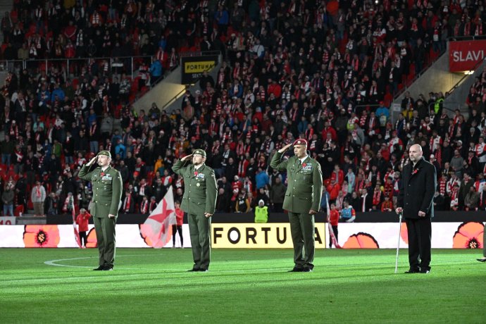 Pocta válečným veteránům na trávníku fotbalového stadionu v pražském Edenu před utkáním mezi Slavií a Plzní. Foto: Michal Kamaryt, ČTK