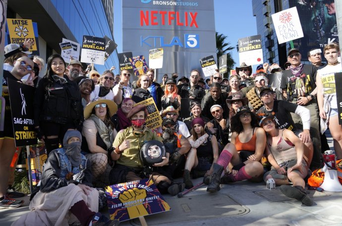 Stávkující členové odborů SAG-AFTRA ve středu společně pózují před losangeleským sídlem Netflixu. Foto: AP Photo, Chris Pizzello