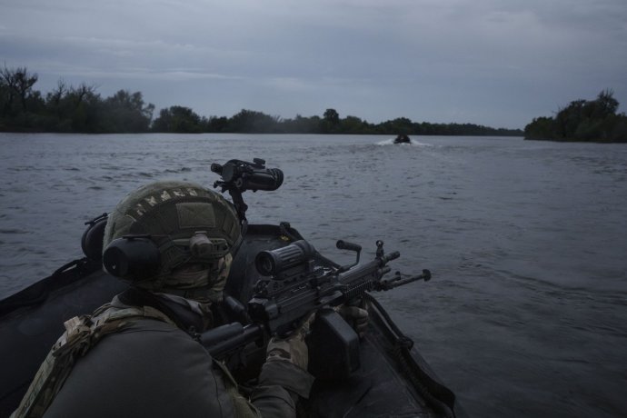 Ukrajinští vojáci plují na člunu po řece Dněpr na frontové linii u Chersonu. Foto: Felipe Dana / AP / ČTK