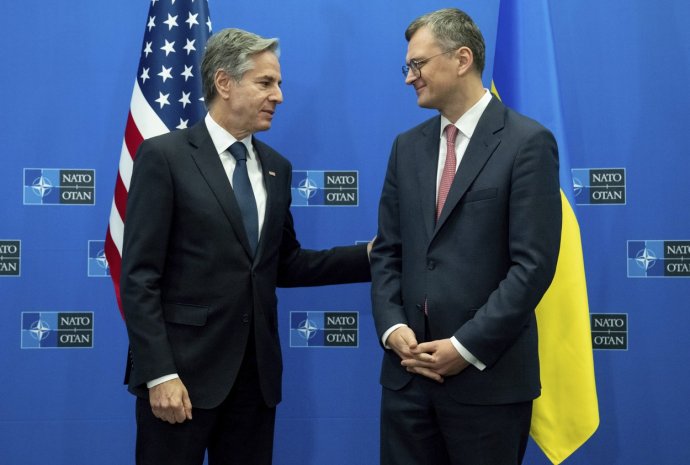 Americký ministr zahraničí Antony Blinken (vlevo) uklidňoval šéfa ukrajinské diplomacie Dmytra Kulebu, že Západ stojí za Ukrajinou. Foto: Saul Loeb, ČTK / AP