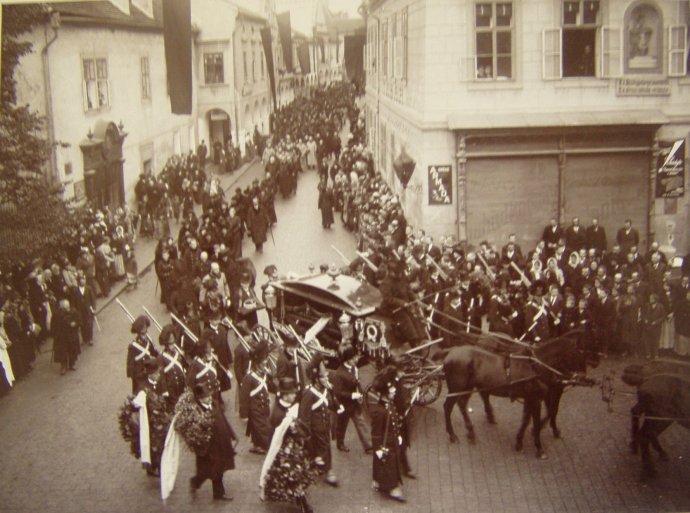 Pohřební průvod majorátního pána Adolfa Josefa ze Schwarzenbergu, Třeboň 1914. Foto: Archiv Václava Grubhoffera