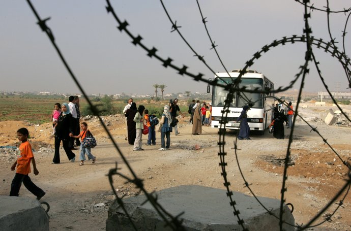 Palestinci, kteří mají povolení k pobytu v Egyptě nebo v jiné zemi, míří ze severu Pásma Gazy přes hraniční přechod u Erezu do Izraele a pak do Egypta. Foto: Muhammad Salím, Reuters