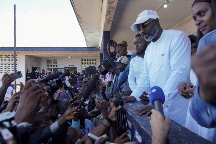 Bývalý slavný fotbalista a teď už i bývalý prezident Libérie George Weah, když během svých druhých, tentokrát prohraných prezidentských voleb mluvil před volební místností v Monrovii po vhození hlasu s novináři. Foto: Carielle Doe, Reuters