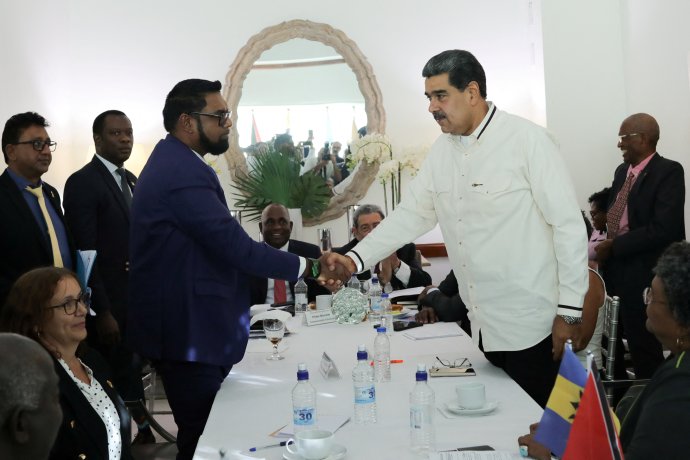 Venezuelský diktátor Nicolas Maduro (vpravo) a guyanský prezident Irfaan Ali na summitu v Kingstownu v karibském ostrovním státě Sv. Vincenc a Grenadiny. K jednání se sešli poté, co si Maduro nechal v referendu odsouhlasit, že má být ze dvou třetin sousedního guyanského území vytvořen další venezuelský federální stát. Foto: úřad venezuelského prezidenta via Reuters
