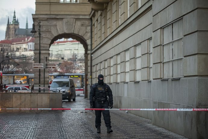 Policie i Univerzita Karlova informovaly i průběhu událostí 21. prosince. Foto: Gabriel Kuchta, Deník N